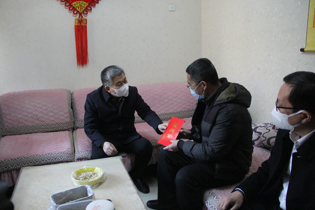市委常委、副市長賈剛走訪慰問公司困難職工 市委常委、副市長賈剛走訪慰問公司困難職工