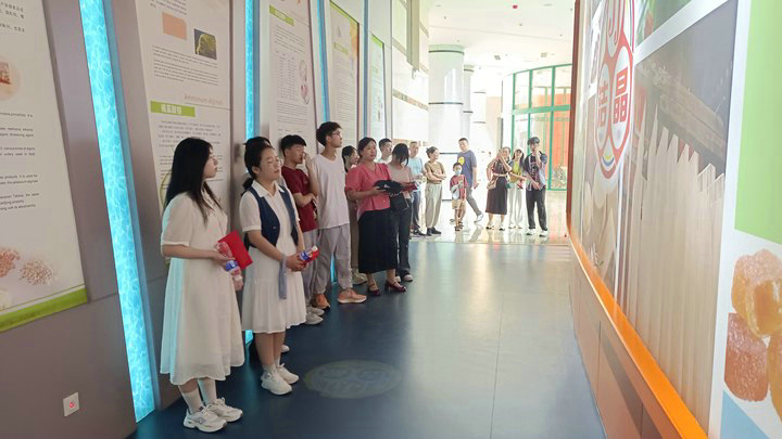 20240817潔晶集團舉行2024年職工子女高考獎學(xué)金發(fā)放儀式5 20240817潔晶集團舉行2024年職工子女高考獎學(xué)金發(fā)放儀式5